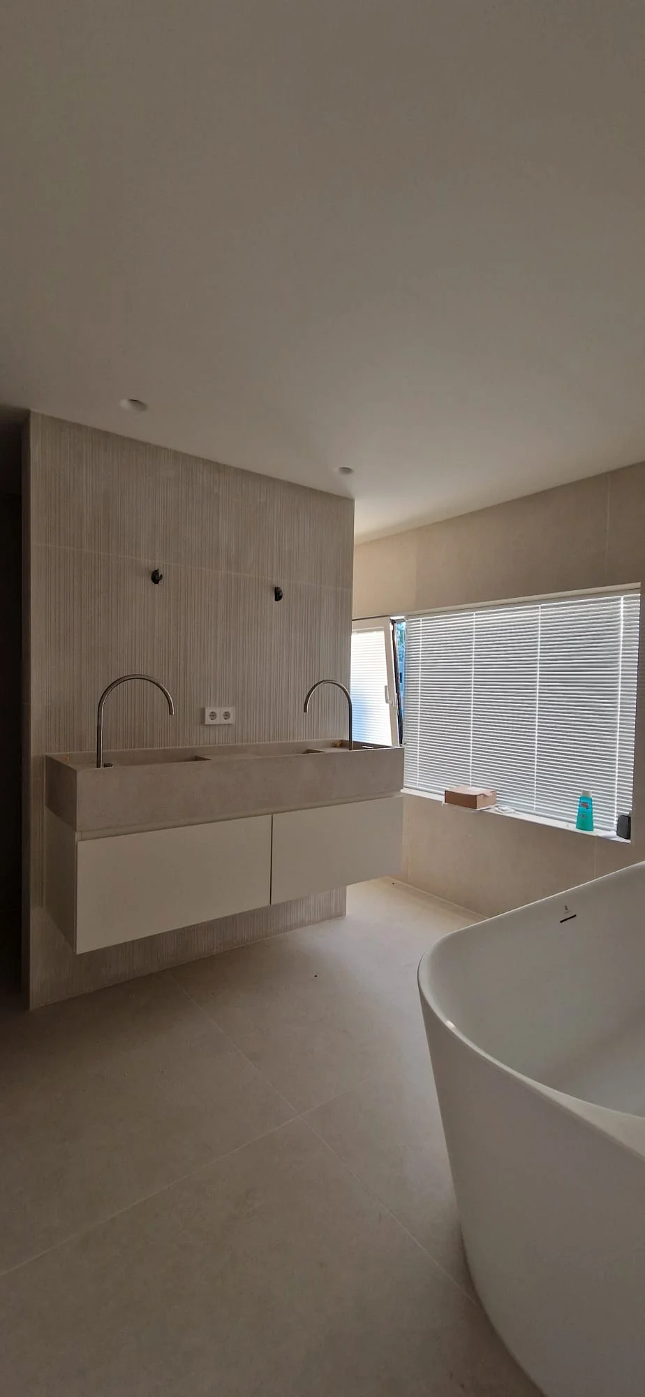 Moderne afgewerkte badkamer door UZOR
